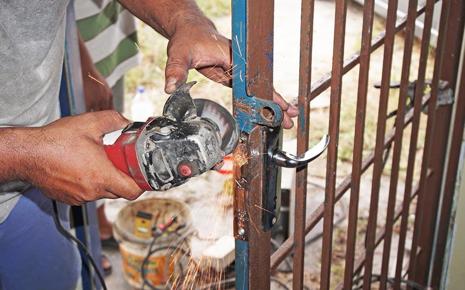 artisan en serrurerie mots croises Deuil-la-Barre